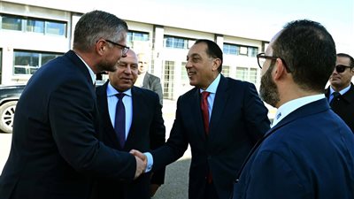 رئيس الوزراء يفتتح مصنع 