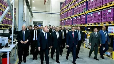 رئيس الوزراء يتفقد أقسامًا بمصنع 