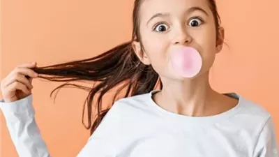 ابتلاع العلكة .. خرافات شائعة وحقيقة المخاطر الصحية
