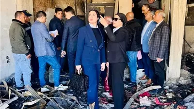النيابة الإدارية تجري معاينة ميدانية لفحص حريق سوق ملابس بالمنصور