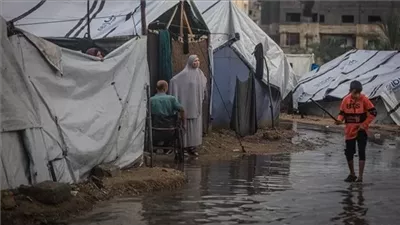 اللجنة المصرية تكثّف جهود الإيواء بعد غرق خيام النازحين في غزة