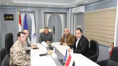 محافظ أسوان يتابع إغلاق صناديق الإقتراع داخل 152 لجنة إنتخابية