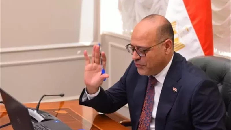 وزير العمل يشهد صرف