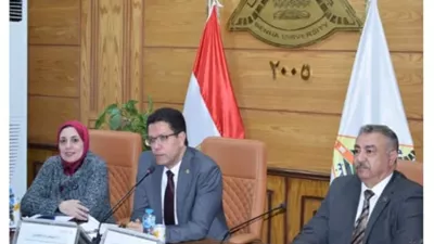 رئيس جامعة بنها يبحث تطوير مشاركة الطلاب في الأنشطة الجامعية