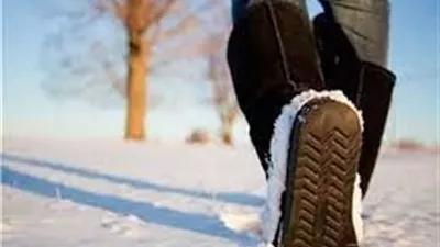 المشي صباحًا في الطقس البارد .. فوائد صحية أم مخاطر خفية؟