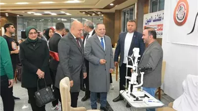 رئيس جامعة دمياط يتفقد القافلة الطبية للكشف على العيون