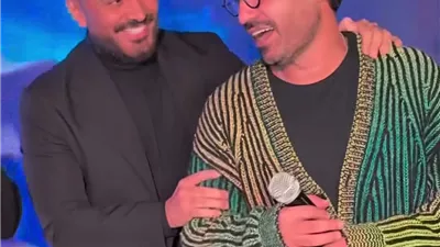 بمشاركة اسماء جلال وأحمد فهمى.. تامر حسني يروج لأغنيته الجديدة 