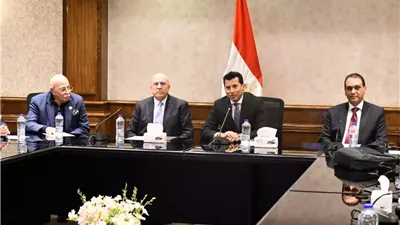 وزير الشباب يجتمع مع اللجنة الطبية العليا لرعاية الرياضيين لمتابعة تطبيق الكود الطبي