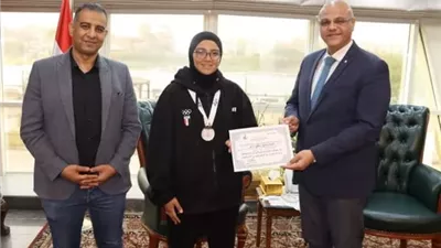 محافظ القليوبية يكرم البطلة جنة صليح لفوزها ببرونزية قذف القرص الإفريقية