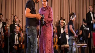 أحمد مراد برفقة منى زكي من كواليس فيلم 