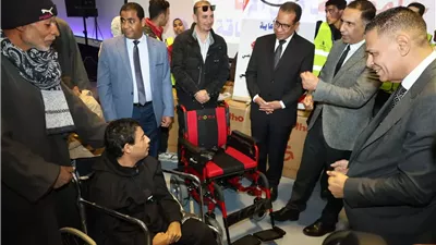 مساعد وزيرة التضامن يسلم عددا من العصا البيضاء والكراسي المتحركة للطلاب ذوي الإعاقة