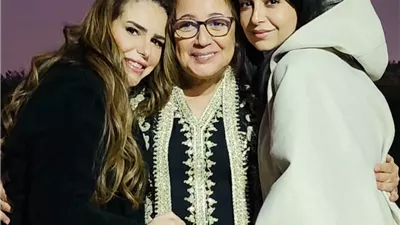 دنيا عبدالعزيز تروج لـ 