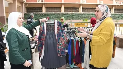 معرض خيري للملابس بجامعة عين شمس لدعم الطلاب والعاملين
