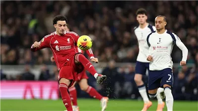 إشهار بطاقة حمراء في مباراة ليفربول وتوتنهام بـ الدوري الإنجليزي