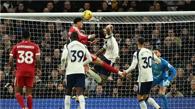 في غياب محمد صلاح .. ليفربول يتجاوز توتنهام 