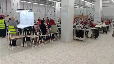 مصنع الغزل والنسيج بالفيوم يحول مستفيدات تكافل وكرامة إلى قوة عمل منتجة