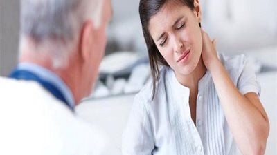 طقطقة الرقبة .. متى تكون آمنة ومتى تستدعي الحذر؟