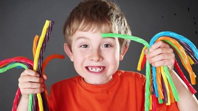 مخاطر الألوان الصناعية في الأطعمة على صحة الأطفال