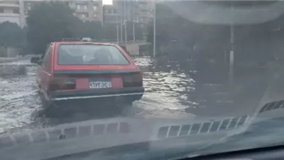 كثافات مرورية أسفل كوبري دائري المعادى بسبب تجمع المياه