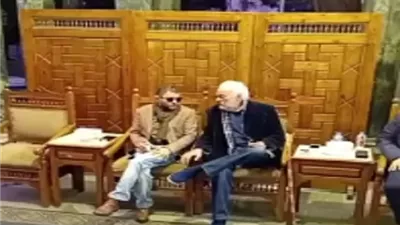 ابناء الفيشاوى يستقبلان عزاء والدتهم سمية الالفى بمسجد عمر مكرم