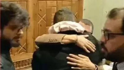 بكاء هستيري يجمع احمد وعمر الفيشاوى فى عزاء والدتهما