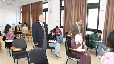 انتظام امتحانات نصف العام في كلية الألسن بجامعة القناة