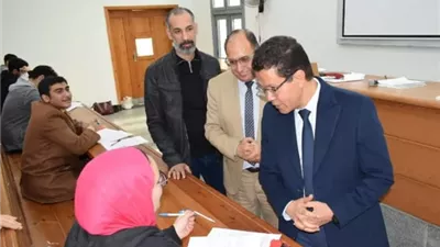 رئيس جامعة بنها يتفقد امتحانات كلية الحقوق بالعبور