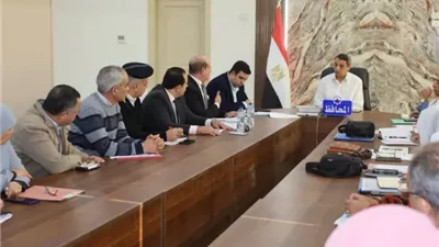 محافظ السويس يوجه بالحفاظ علي مستحقات الدولة وتقنين أوضاع المحلات