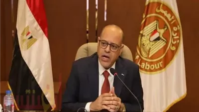 وزير العمل يصدر قراراً بتنظيم ساعات العمل في المنشآت الصناعية