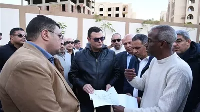 وزير الإسكان يتفقد مشروعات 