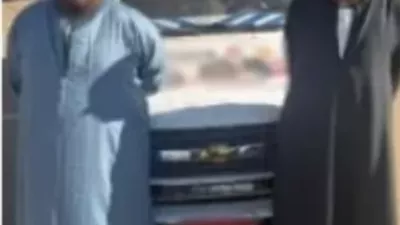 ضبط شخص يوجه الناخبين بمكبر صوت في قنا