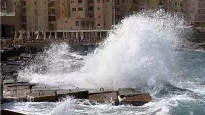 الإسكندرية تتعرض لأمطار غزيرة وارتفاع موج البحر مع بدء نوة عيد الميلاد