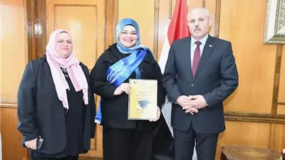 رئيس جامعة القناة يُكرم الطلاب المتفوقين دراسياً ابناء العاملين