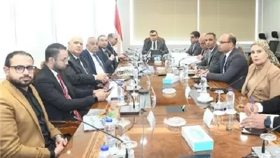 الشربيني يبحث تطوير منظومة النقل الداخلي بعددٍ من المدن الجديدة