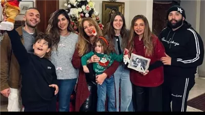 ليلى علوي تحتفل بالكريسماس برفقة أسرتها