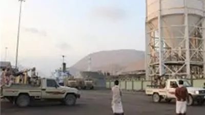 التحالف يطالب المدنيين بالإخلاء الفوري لميناء المكلا فى اليمن