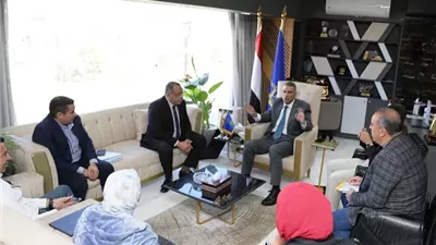 محافظ أسوان يبحث مع المقاولون العرب تسريع مشروعات المياه والصرف