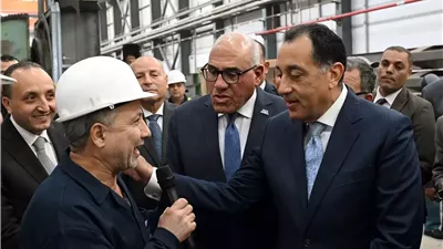 مدبولى يجري حوارا مع العاملين بـ 