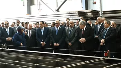 رئيس الوزراء يتفقد عددًا من أقسام مصنع 