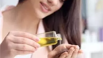 هل يضر زيت الشعر أكثر مما ينفع؟ طبيبة جلدية تحسم الجدل