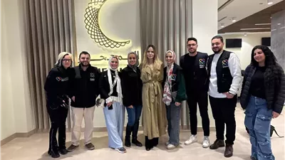 الفنانة العالمية أنجيلينا جولي تزور مستشفى المحور للاطمئنان على مصابى غزة.. صور