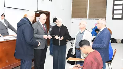 رئيس جامعة القناة يتفقد امتحانات نصف العام بكلية العلوم