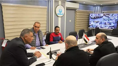 محافظ أسوان يتابع إغلاق صناديق الإقتراع داخل 152 لجنة إنتخابية