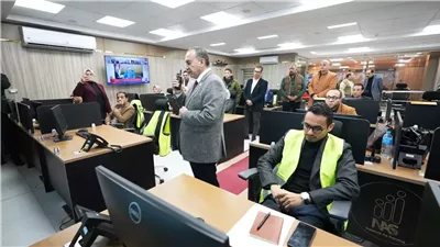 محافظ أسيوط يتابع سير التصويت لحظة بلحظة
