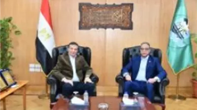 وزير الزراعة ومحافظ الفيوم.. يوزعان 15 