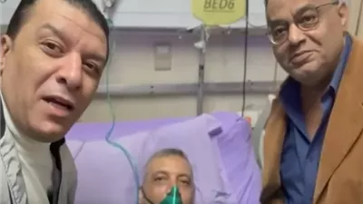 مصطفى كامل يطمئن عن عضو مجلس النقابه بعد اصابته فى حادث