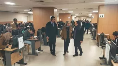عميد كلية الألسن بجامعة عين شمس تتفقد لجان امتحانات الترم الأول