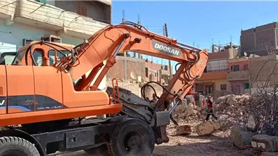 إزالة مسجد آيل للسقوط ورفع التراكمات من مصرف الحبيل بالاقصر