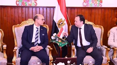 رئيس جامعة أسيوط، يزور الكنيسة الإنجيلية الأولى