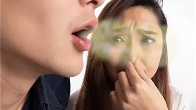 أسباب رائحة الفم الكريهة